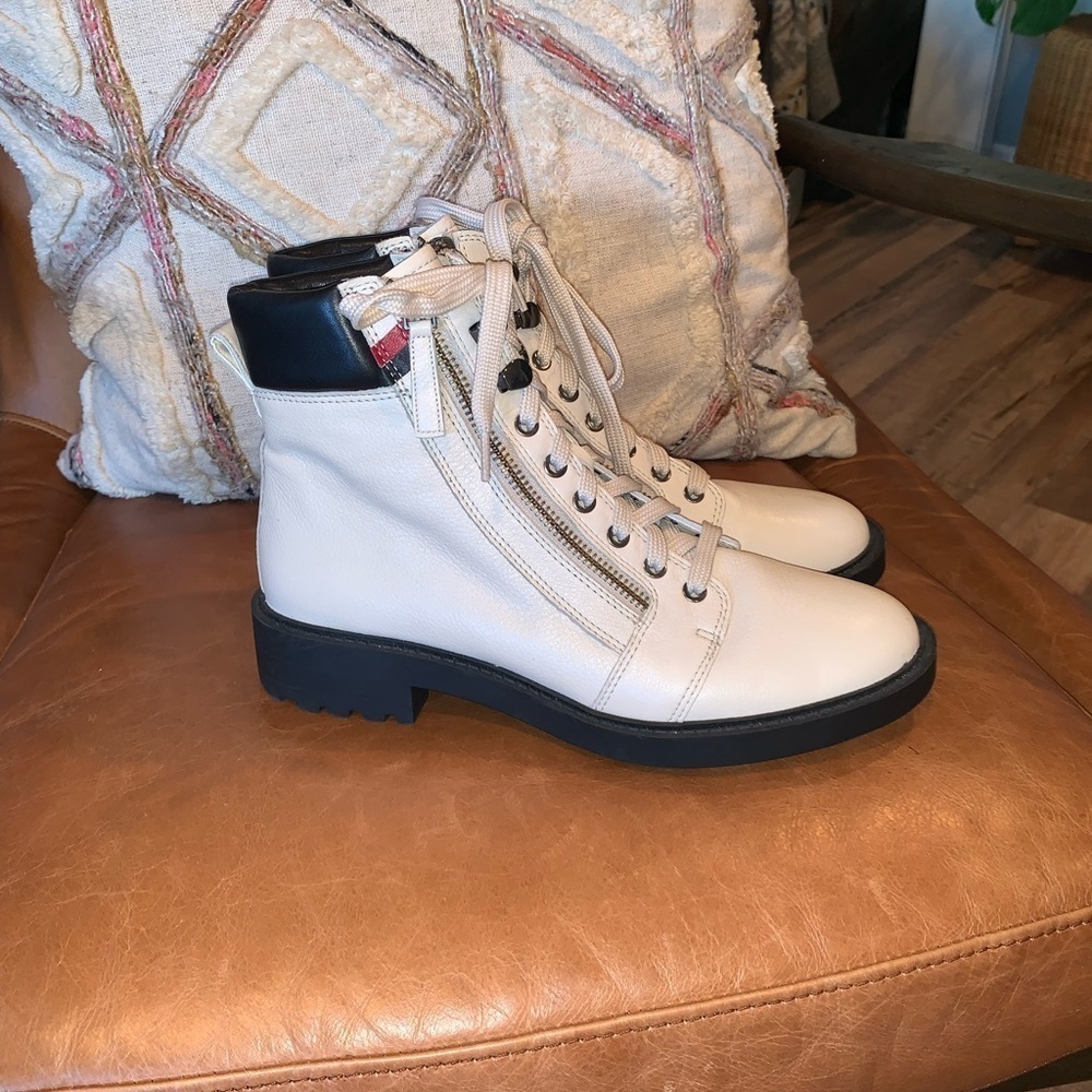 Linea Paolo Libby Ivory Exposed Zip Lug Sole Lace Up Women’s Ankle Boots 7.5
